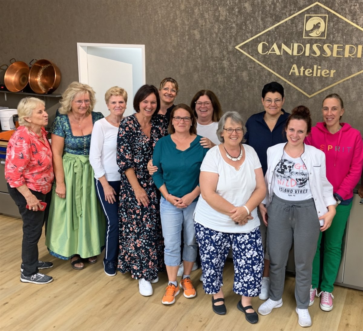 Gemeinsames Gruppenfoto vor dem goldenen Candisserie-Atelier-Schriftzug.