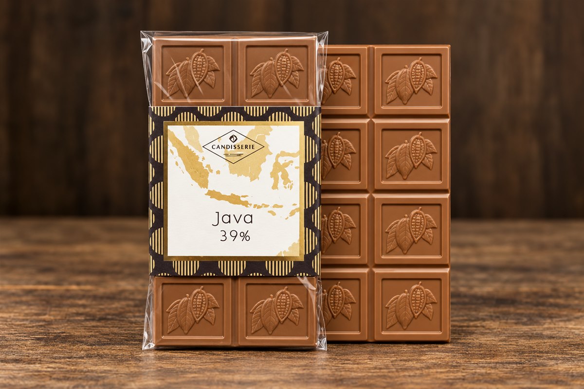 Verpackte Candisserie-Schokoladentafel vor einer zweiten Tafel